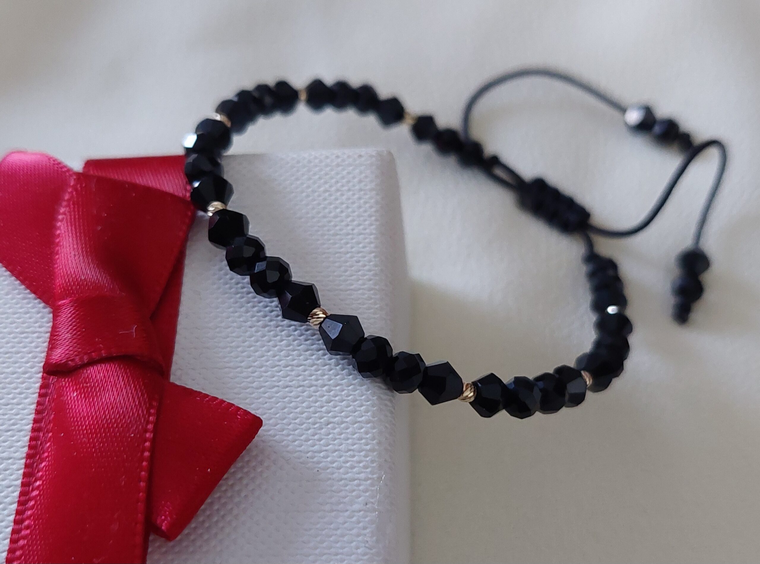 Brățară cu cristale negre rotunde și biconice, cu biluțe din Aur 14K