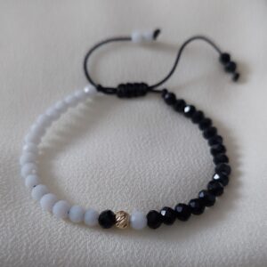 Brățară cu cristale fațetate negre și albe, cu o biluță din Aur 14K